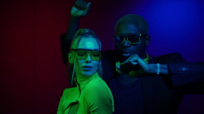 모델 직업 라이프스타일 여자 행복 얼굴 음악 백그라운드 모션 추상 휴가 미술 사람 성인 두명 파란색 빛 파티 유행 3D 보라색 검은색 어둠 방 댄서 춤 야간 클럽 디스코 네온 방송 느림 스타일 4K MOV 해외동영상 슬로모션 클립영상 자연요소 감정 컬러 무늬 문화예술 촬영기법 이벤트 생활 신체부위 디지털합성 동영상 파일형식