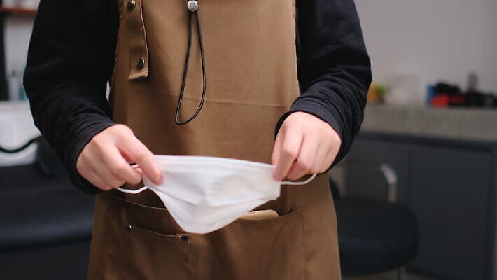 직업 라이프스타일 여자 얼굴 유니폼 건강 가면 한명 미소 안전 사람 동양인 성인 건강관리 상점 작업 바이러스 보호 미용사 방법 스타일리스트 전염병 코로나바이러스 사회적거리두기 4K MOV 해외동영상 슬로모션 클립영상 1 옷 캠페인 컨셉 촬영기법 표정 관리 인종 생활 신체부위 질병 동영상 파일형식