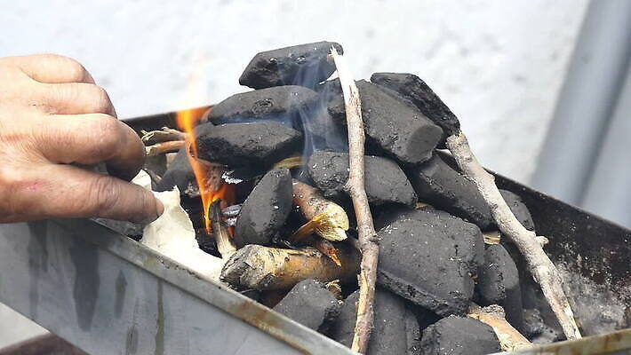 산업 백그라운드 가족 자연 불꽃 사람없음 여름 소풍 파티 식당 검은색 힘 에너지 뜨거움 연기 그릴 위험 장작 모닥불 철 연료 숯 고립 뒤뜰 석탄 옛날 재 철강 비어있는 MOV 해외동영상 클립영상 계절 컬러 컨셉 관계 주방용품 불 이벤트 야외활동 상점 생태계 동영상 파일형식