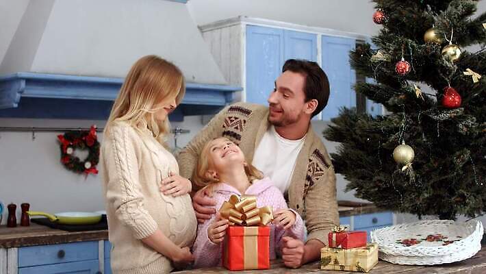 나무 백인 여자 남자 행복 아들 어린이 크리스마스 겨울 가족 엄마 휴가 새로움 새해 주택 함께함 선물 한명 미소 사람 소년 장식 빨간색 크리스마스트리 산타클로스 임신 방 축하 아빠 12월 연도 4K MOV 해외동영상 클립영상 서양인 식물 1 계절 기념일 감정 컬러 컨셉 관계 표정 건물 날짜 동영상 파일형식