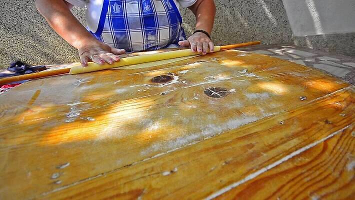 백인 전통 손 음식 재료 탁자 피자 사탕 요리 목재 쿠키 케이크 주방 식당 요리사 식사 저녁식사 이탈리아 빵집 흰색 신선 플랫 널 굽기 준비 날것 반죽 만들기 밀가루 밀대 동영상 밀가루반죽 건강식 그리스인 점심식사 옛날 페스츄리 핸드메이드 바클라바 MOV 튀르키예 해외동영상 클립영상 서양인 나무 직업 유럽 아시아 빵 컬러 가구 모션 주방용품 디저트 패스트푸드 서양음식 신체부위 상점 가루 구이 파일형식