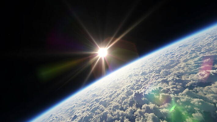 별 지구 백그라운드 하늘 비행기 사람없음 파란색 빛 햇빛 태양 우주 일출 어둠 행성 인공위성 광선 달 분위기 야간 저녁 고도 순수 천문학 궤도 천국 빛망울 넘어짐 수평선 탄소 4K MOV 해외동영상 클립영상 자연요소 교육 컬러 컨셉 통신 항공교통 모션 대중교통 노을 동영상 파일형식