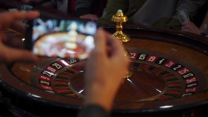 라이프스타일 이동 돈 공 모션 놀이 탁자 성공 모바일 사람없음 빨간색 스마트폰 핸드폰 숫자 게임 우승 바퀴 행운 재산 고급 도박 위험 전화기 카지노 기회 룰렛 중독 돌리기 라스베가스 승자 잭팟 플레이어 4K MOV 해외동영상 클립영상 문자 컬러 가구 컨셉 생활 금융 전자제품 스마트기기 최고 동영상 파일형식