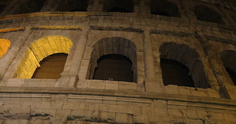 유럽 문화 로우앵글 여행 건축양식 휴가 사람없음 야외 건물 경기장 이탈리아 골동품 도시 중세 역사 재산 야간 저녁 로마 시력 콜로세움 원형경기장 빛망울 추적 랜드마크 로마인 옛날 4K MOV 해외동영상 클립영상 자연요소 건축물 건축 나라 뷰포인트 스포츠시설 모션 인종 금융 빛 동영상 파일형식
