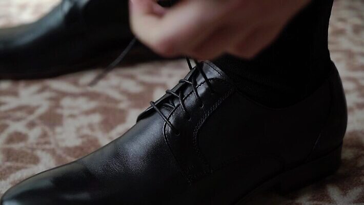 백인 직업 손 옷 남자 신랑 결혼 신발 비즈니스 사업가 바지 손가락 결혼식 새로움 바닥 부츠 사람 정장 성인 빛 사무실 갈색 유행 검은색 비즈니스맨 클래식 우아함 가죽 묘사 넣기 양발 운동화끈 정중 착용 스타일 파케트 놓기 MOV 해외동영상 클립영상 서양인 컬러 컨셉 모션 하의 이벤트 신체부위 끈 직장인 동영상 파일형식