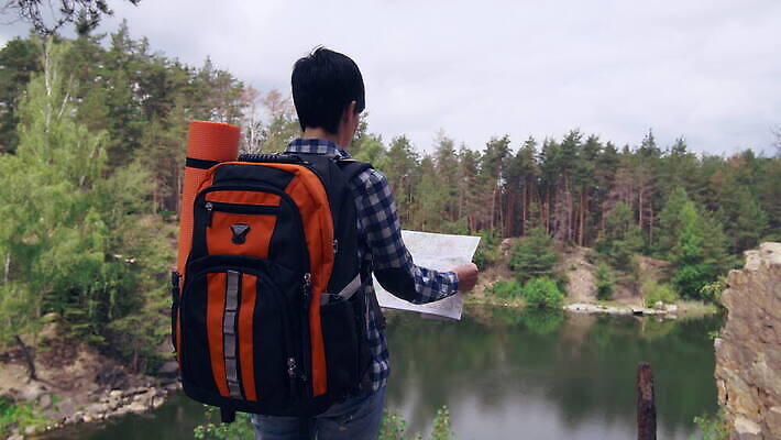 나무 라이프스타일 응시 공원 여자 종이 도로 호수 여행 지도 배낭 자연 산 한명 서기 사람 취미 목재 물 강 여행객 골짜기 봄 등산 하이킹 잡기 선택 숲 확인 백패커 산악가 오리엔테이션 하이커 혼자 4K MOV 해외동영상 클립영상 자연요소 식물 1 시선 계절 공공시설 길 컨셉 가방 재료 교통시설 모션 레저 생활 트래킹 생태계 동영상 파일형식