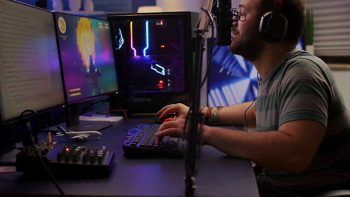 백인 직업 인터넷 놀이 주택 대화 컴퓨터 스크린 모니터 헤드폰 흐름 게임 키보드 네트워크 개울 야간 쥐 믹서 마이크 흥분 네온 사수 온라인 동영상 분실 비디오게임 생존 많음 4K MOV 해외동영상 클립영상 자연요소 서양인 감정 음향기기 컨셉 말하기 건물 전자제품 강 설치류 파일형식