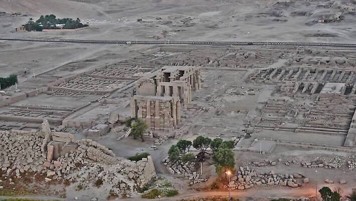 문화 조각 여행 건축양식 휴가 안테나 이집트 사람없음 건물 조각상 바위 기둥 사찰 역사 재산 땅 동영상 천연기념물 항공촬영 랜드마크 옛날 조감도 파라오 MP4 해외동영상 클립영상 건축물 건축 뷰포인트 통신 종교건축 아프리카 금융 조형물 돌_바위 파일형식