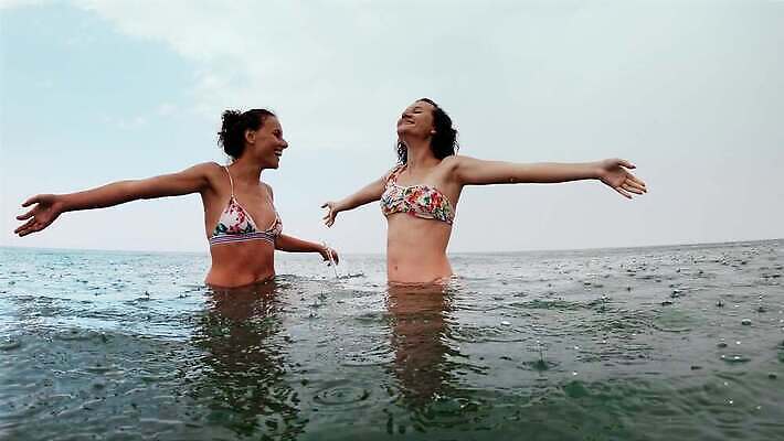 모델 라이프스타일 여자 행복 모래 바다 여행 신체 자연 하늘 휴가 휴식 함께함 건강 사람 소녀 성인 사람없음 야외 물 여름 파란색 친구 비키니 햇빛 태양 뷰티 섹시 파티 수영 일몰 기쁨 파라다이스 4K MP4 해외동영상 슬로모션 클립영상 자연요소 계절 수영복 감정 어린이 컬러 컨셉 관계 촬영기법 이벤트 생활 노을 수상스포츠 생태계 동영상 파일형식