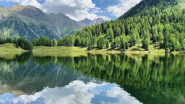 유럽 길 호수 여행 자국 자연 산 경사 사람없음 야외 물 평화 계곡 하이킹 오스트리아 알프스 코로나바이러스 비어있는 4K MP4 해외동영상 클립영상 자연요소 나라 컨셉 레저 바이러스 생태계 동영상 파일형식