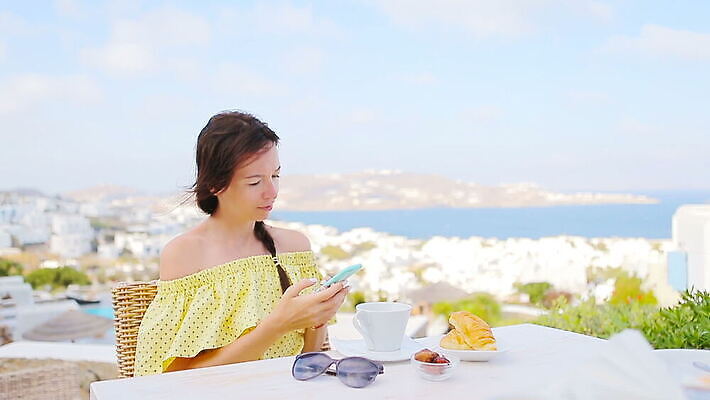 라이프스타일 유럽 커피 음료 음식 바다 여행 텍스트 탁자 호텔 휴가 건강 한명 사람 풍경 성인 컵 스마트폰 식당 주스 카페 정보 흰색 신선 잡기 도시 메시지 고급 차 아침식사 지중해 먹기 스마트 부름 산토리니 문자메시지 미코노스섬 MOV 해외동영상 클립영상 1 식기 나라 컬러 섬 가구 컨셉 모션 숙소 생활 핸드폰 스마트기기 상점 식사 그리스 동영상 파일형식