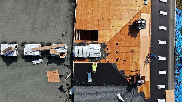 외관 산업 지붕 노동자 주택 프레임 사람없음 건물 목재 인테리어 손상 장비 건설현장 조약돌 작업장 수리 위험 옥상 목수 뼈대 계약자 방수 합판 신청 4K MOV 해외동영상 클립영상 나무 직업 건축물 디자인 컨셉 재료 건설업 돌_바위 계약 동영상 파일형식