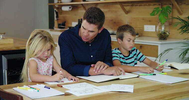 여자 교육 남자 딸 아들 초등학생 어린이 중년 가구 지도 생각 가정 가족 아프리카 탁자 함께함 실내 앉기 소년 책 세명 학습 부모 도움 아빠 그림 남아프리카 케이프타운 헬프 4K MOV 해외동영상 클립영상 학생 나라 생활용품 컨셉 관계 모션 사람 성인 내부 동영상 남아프리카공화국 파일형식