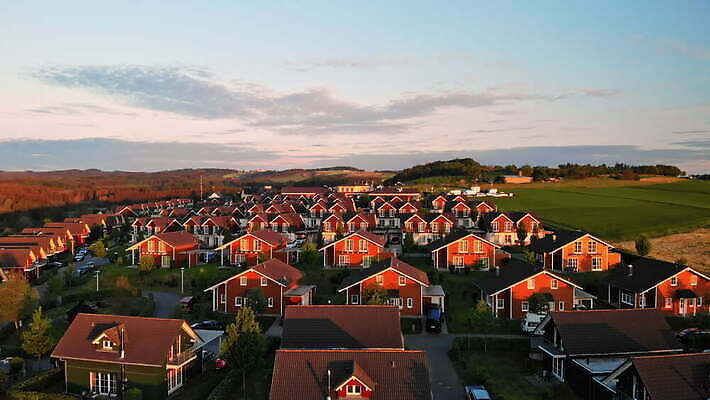 라이프스타일 공원 도로 컬러 건축양식 자동차 자연 하늘 거리 주택 따뜻함 안테나 풍경 사람없음 건물 초록색 여름 마을 일몰 도시 정상 저녁 숲 작음 언덕 지역 커뮤니티 타운 항공촬영 교외 넘어짐 드론 소셜 평야 스타일 수평선 4K MOV 해외동영상 클립영상 건축물 계절 공공시설 건축 길 육상교통 뷰포인트 통신 교통시설 모션 생활 노을 야간 크기 생태계 동영상 파일형식