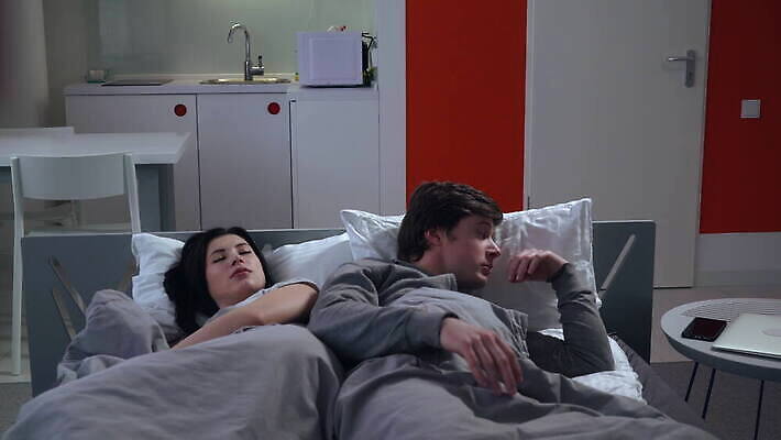 백인 커플 여자 남자 행복 2 가족 관계 아침 남편 모바일 아파트 주택 실내 미소 사람 20대 두명 빨간색 스마트폰 핸드폰 평화 스트레칭 침실 침대 잡기 아내 잠 메시지 플랫 작음 확인 속도 공포 7 거짓말 취침시간 밀레니얼 4K MOV 해외동영상 클립영상 주간 서양인 감정 컬러 가구 컨셉 모션 표정 청년 내부 건물 경제 전자제품 스마트기기 운동 숫자 크기 동영상 파일형식