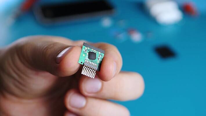 직업 손 디자인 장갑 백그라운드 컨셉 통신 직장 기술 사람없음 컴퓨터 디지털 자료 장비 잡기 네트워크 센터 기술자 엔지니어 수리 서비스 라디오 순환 반도체 전자 시스템 고정 소매 공학 고립 마더보드 실리콘 지원 콘덴서 프로세서 하드웨어 4K MOV 해외동영상 클립영상 잡화 교육 회사 모션 신체부위 전자제품 동영상 파일형식