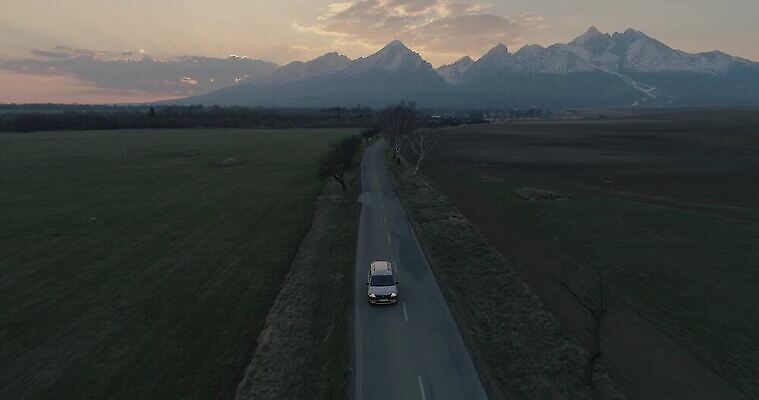 공원 길 여행 자국 자연 하늘 휴가 산 거리 안테나 파노라마 사람없음 야외 파란색 계곡 하이킹 언덕 산등성이 내추럴 드론 슬로바키아 4K MP4 해외동영상 클립영상 공공시설 유럽 컬러 통신 레저 촬영기법 생태계 동영상 파일형식