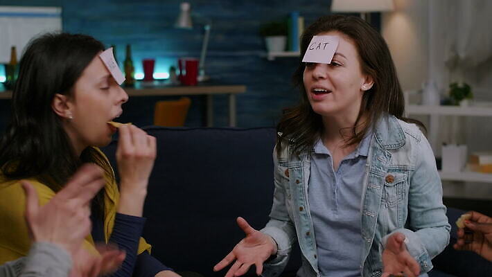 라이프스타일 행복 거실 모션 놀이 협력 주택 맥주 함께함 대화 웃음 사람 사람없음 친구 소파 우정 기쁨 모임 마시기 게임 그룹 저녁 주말 다인종 다민족 어려움 이마 흥미 사교적 4K MOV 해외동영상 클립영상 감정 컨셉 의자 관계 주류 표정 말하기 인종 건물 생활 야간 동영상 파일형식