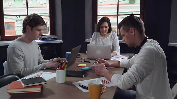 백인 직업 여자 남자 행복 회사 비즈니스 성공 기념 직장 함께함 대화 미소 사람 앉기 성인 세명 사무실 거래 축하 우승 작업 비즈니스맨 비즈니스우먼 작음 동료 창업 승자 프로젝트 필승 4K MOV 해외동영상 클립영상 서양인 감정 컨셉 관계 모션 표정 말하기 최고 직장인 크기 자영업 동영상 파일형식