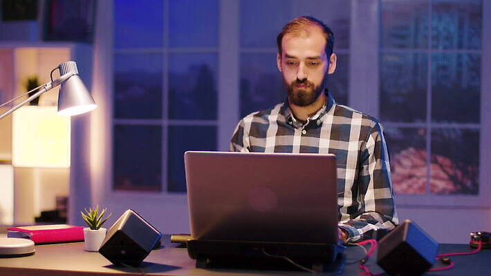 백인 1 라이프스타일 남자 인터넷 통신 수염 아파트 주택 기술 실내 사람 앉기 성인 노트북 빛 방 관찰 타이핑 업무 야간 사이버 무선전화기 집중 책상 바쁨 업무과다 리빙 빛망울 소프트웨어 심각 프리랜서 4K MOV 해외동영상 클립영상 자연요소 서양인 직업 가구 컨셉 모션 내부 건물 생활 전자제품 작업 전화기 동영상 파일형식