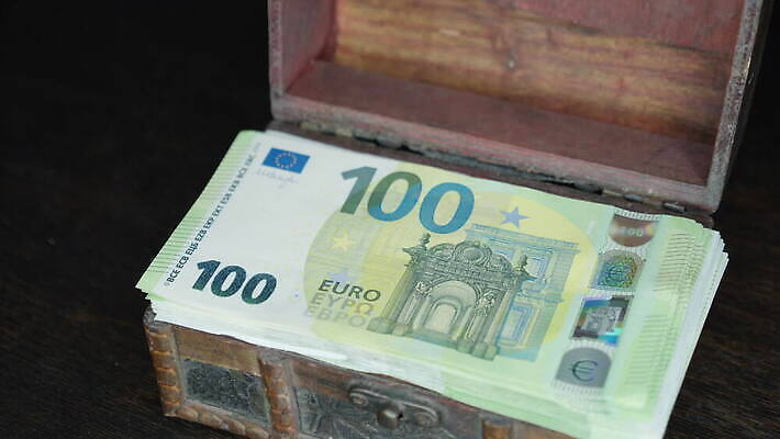 백그라운드 컨셉 지폐 돈 비즈니스 사람없음 목재 장식 금융 상자 금속 디지털 동전 유로 시장 황금 전자 보물 궤 옛날 가상 4K MOV 해외동영상 클립영상 나무 재료 재질 경제 재산 동영상 파일형식