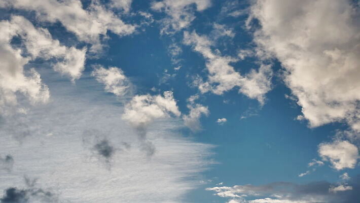 구름 컬러 백그라운드 자연 하늘 날씨 풍경 사람없음 야외 가로 여름 파란색 빛 햇빛 태양 우주 환경 흰색 전원 분위기 장면 천국 솜털 스카이라인 내추럴 오존 적란운 천창 유일 4K 타임랩스 MOV 해외동영상 클립영상 자연요소 계절 컨셉 촬영기법 전기에너지 생태계 동영상 파일형식 구름_자연