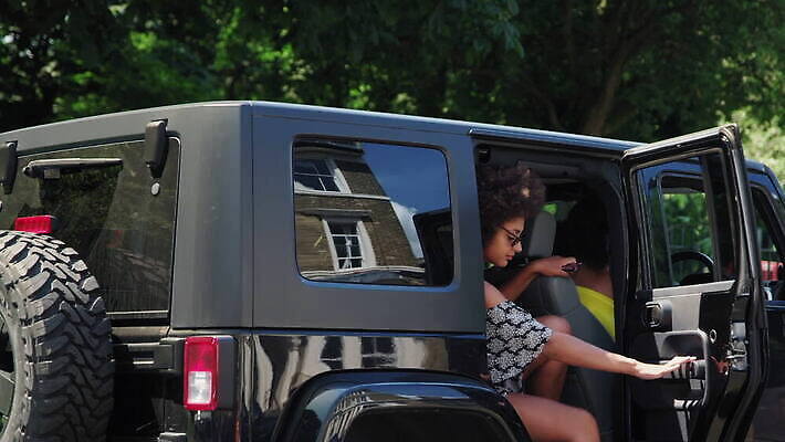 통신 휴식 영국 잉글랜드 갈색머리 함께함 대화 웃음 야외 두명 캐주얼 여름 선글라스 걷기 우정 결합 미녀 런던 떠남 패닝샷 성인여자만 MOV 해외동영상 클립영상 헤어스타일 옷 계절 유럽 안경 컨셉 모션 촬영기법 표정 말하기 사람 친구 미인 동영상 여자만 성인만 파일형식