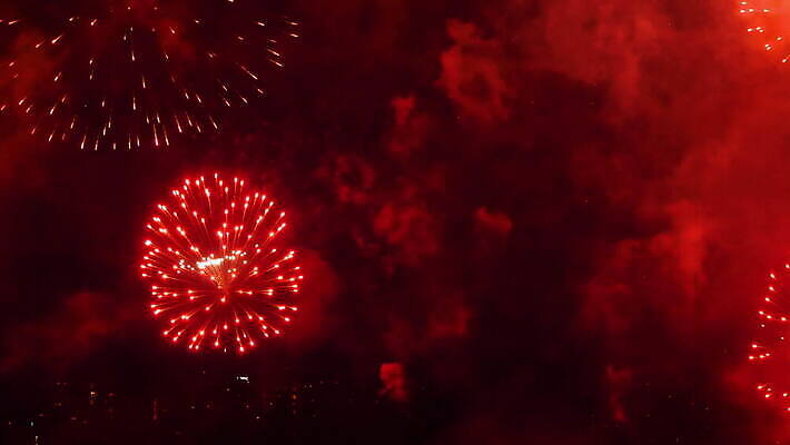 기념일 여행 백그라운드 하늘 불 휴가 불꽃 기념 폭죽 불꽃놀이 이벤트 사람없음 빨간색 물 빛 강 컬러풀 파티 축제 기쁨 축하 도시 야간 저녁 쇼 경례 스카이라인 광 크리스마스이브 4K MOV 해외동영상 클립영상 자연요소 감정 컬러 컨셉 크리스마스 놀이 인사 동영상 파일형식