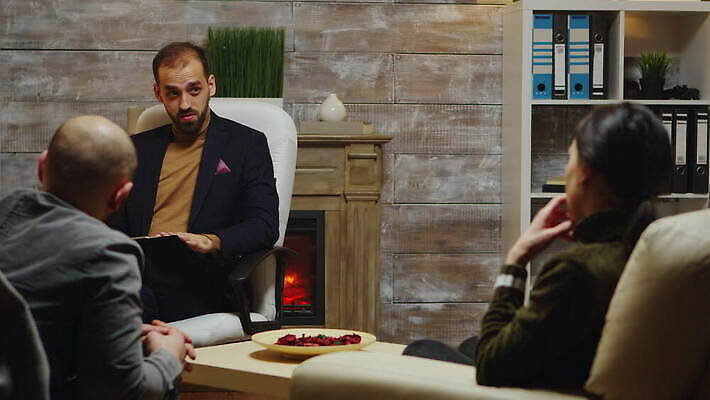 직업 커플 결혼 가족 관계 결혼식 남편 스트레스 건강 대화 사람 앉기 성인 사람없음 외침 모임 환자 의사 분노 아내 폭력 충돌 분석 상담 싸움 문제 해결 위기 이혼 정신과의사 조언 치료사 트러블 헬프 심리치료 4K MOV 해외동영상 클립영상 감정 컨셉 의학 모션 말하기 이벤트 치료 소리 의료진 도움 사회이슈 동영상 심리 파일형식