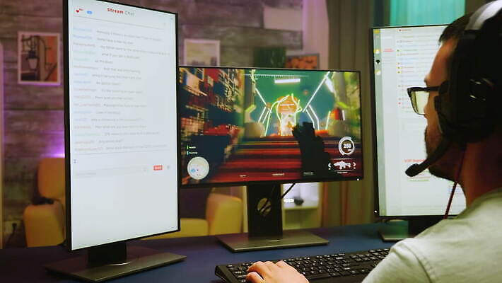 백인 직업 인터넷 놀이 주택 사람 컴퓨터 스크린 헤드폰 흐름 분노 게임 개울 발사 집중 마이크 전자 슛 사수 온라인 찬성 게이머 플레이어 생존 크리에이터 4K MOV 해외동영상 클립영상 서양인 감정 음향기기 컨셉 건물 전자제품 강 동영상 파일형식 1인미디어