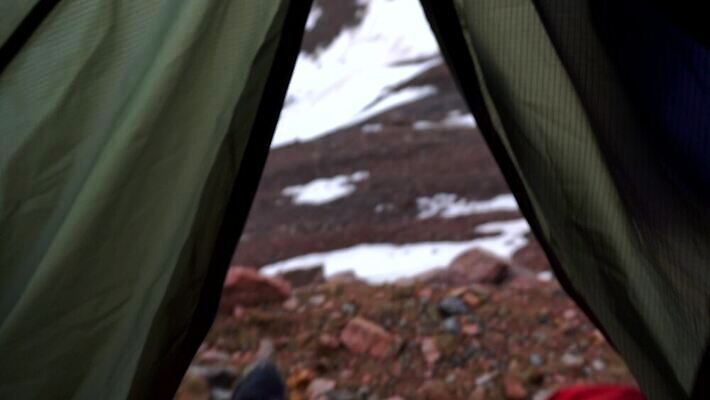 여행 신발 겨울 발 자연 하늘 산 텐트 사람없음 야외 태양 여행객 얼음 일몰 등산 트래킹 캠핑 하이킹 자유 익스트림스포츠 빙하 암초 절정 눈내림 4K 알마티 MP4 해외동영상 클립영상 자연요소 계절 스포츠 컨셉 레저 눈_날씨 캠핑도구 사람 신체부위 노을 생태계 동영상 카자흐스탄 파일형식