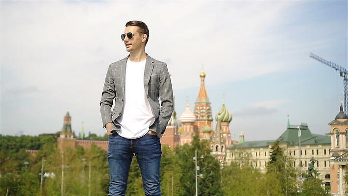 백인 학생 라이프스타일 행복 여행 비즈니스 건축양식 통신 휴가 노동자 한명 미소 사람 풍경 성인 야외 도시풍경 여행객 도시 업무 비즈니스맨 역사 차 모험가 경영자 정사각형 러시아 방문 타운 단절 랜드마크 모스크바 크렘린궁전 MOV 해외동영상 클립영상 도형 서양인 직업 1 남자 건축 감정 유럽 음료 표정 생활 궁전 작업 직장인 리더 동영상 크렘린 파일형식