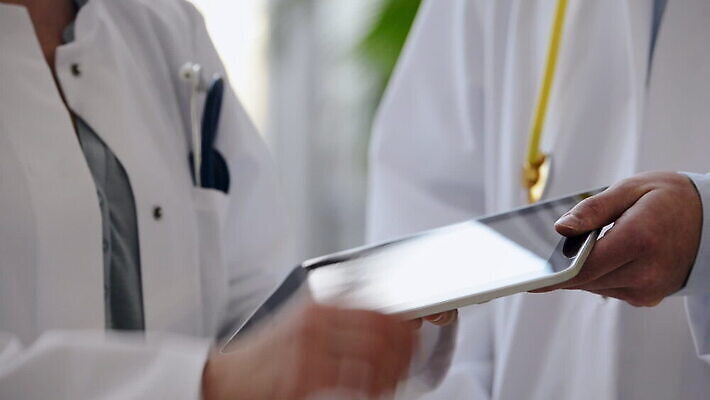 백인 여자 남자 통신 청소년 무선통신 협력 독일 실내 병원 대화 한명 20대 두명 아웃포커스 컴퓨터 태블릿 건강관리 고통 의사 코트 잡기 실험복 질병 토론 뮌헨 바이에른 성인여자만 MOV 해외동영상 클립영상 서양인 1 감정 유럽 의학 모션 촬영기법 건강 관리 말하기 사람 청년 내부 전자제품 스마트기기 외투 의료진 가운 동영상 여자만 성인만 파일형식