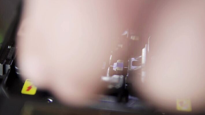 컬러 인터넷 비즈니스 통신 부분 유리 기술 사람없음 빛 컴퓨터 글로벌 디지털 자료 기계 장비 정보 기구 그물 네트워크 플러그 코드 전기에너지 연결 접속 오브젝트 속도 싱글 퓨전 철사 승객 섬유 획득 공학 광학 검안사 4K MP4 해외동영상 클립영상 직업 교육 재질 전자제품 에너지 직물 동영상 파일형식 안경사