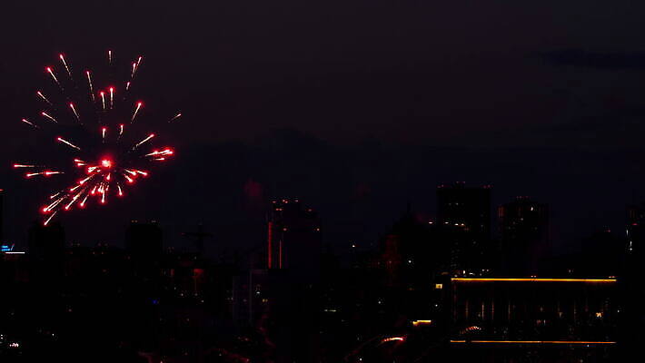 기념일 여행 백그라운드 하늘 불 휴가 불꽃 기념 폭죽 불꽃놀이 이벤트 사람없음 빨간색 물 빛 강 컬러풀 파티 축제 기쁨 축하 도시 야간 저녁 쇼 경례 스카이라인 광 크리스마스이브 4K MOV 해외동영상 클립영상 자연요소 감정 컬러 컨셉 크리스마스 놀이 인사 동영상 파일형식