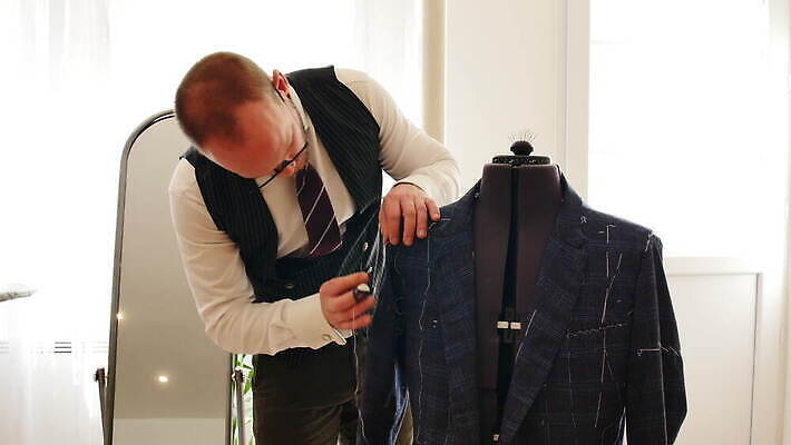 백인 모델 라이프스타일 커플 옷 남자 신랑 결혼 셔츠 비즈니스 성공 한명 서기 사람 정장 턱시도 유행 검은색 재킷 낭만 흰색 비즈니스맨 화려 고급 우아함 재단 정중 스타일 4K MOV 해외동영상 클립영상 서양인 1 컬러 컨셉 상의 관계 모션 이벤트 생활 외투 직장인 동영상 파일형식