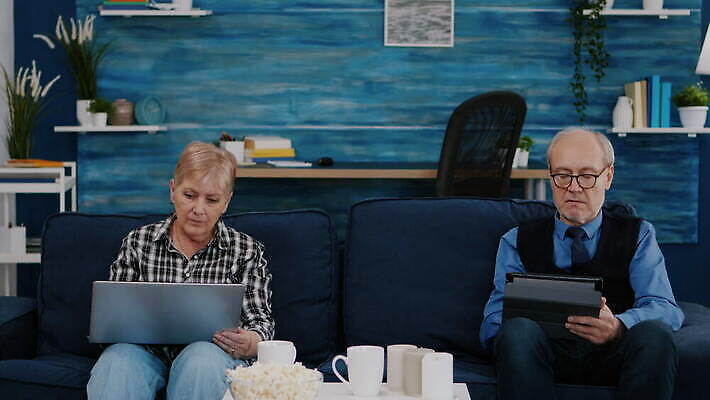 커플 응시 노년 안경 인터넷 비즈니스 남편 휴식 주택 직장 함께함 사람 앉기 성인 노트북 소파 사무실 독서 알약 방 관찰 타이핑 아내 업무 작업 서핑 작업실 은퇴 집중 검색 온라인 리빙 옛날 조부모 4K MOV 해외동영상 클립영상 시선 잡화 컨셉 의자 회사 가족 관계 모션 건물 전자제품 약 수상스포츠 동영상 파일형식