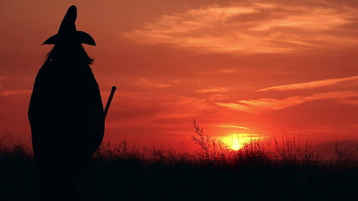 라이프스타일 드레스 계절 여자 실루엣 컨셉 밭 오렌지 모션 자연 하늘 동화 추상 휴가 요정 따뜻함 한명 사람 야외 빨간색 햇빛 태양 노란색 걷기 일출 어둠 할로윈 무서움 빗자루 언덕 마녀 스카이라인 10월 호러 4K MOV 해외동영상 클립영상 자연요소 1 옷 감정 컬러 무늬 농업 과일 촬영기법 생활 노을 날짜 청소도구 생태계 공포 동영상 파일형식