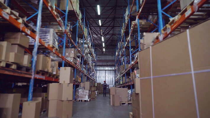 백인 직업 모자 남자 산업 오렌지 비즈니스 노동자 선반 수염 한명 성인 30대 상자 화물 청바지 기록 조끼 작업 센터 계산 주식 종업원 창고 확인 경영자 수납 감독관 소매 목록 분배 혼혈 4K MOV 해외동영상 클립영상 서양인 1 잡화 가구 과일 바지 사람 장년 금융 외투 운송업 리더 다문화 동영상 파일형식