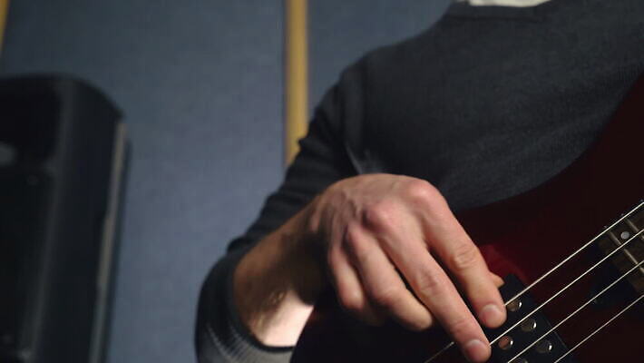 손 남자 무기 줄 음악 손가락 놀이 실내 관리 한명 서기 사람 이벤트 소년 빨간색 공연 음악가 기구 기타 도구 악단 닫기 일렉기타 롤 기타리스트 뮤지컬 철강 팝 펑크 플레이어 반복 4K MOV 해외동영상 클립영상 직업 1 어린이 컬러 모션 현악기 문화예술 내부 신체부위 연주자 동영상 파일형식