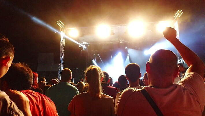 행복 노래 사람 이벤트 사람없음 야외 장식 빛 청춘 축제 어둠 콘서트 공연 음악가 장비 무대 수확 안개 광선 램프 팬 그룹 연기 군중 큼 클럽 복고 쇼 장면 스포트라이트 빛망울 반사경 연극 광 뮤지컬 소셜네트워크 펑크 생존 많음 효과 4K MOV 해외동영상 클립영상 직업 감정 음악 컨셉 농업 날씨 문화예술 조명 크기 동영상 파일형식