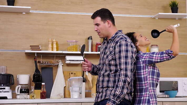 라이프스타일 커플 여자 남자 행복 음악 결혼 장난 노래 가족 관계 탁자 아침 아파트 주택 함께함 실내 사랑 요리 미소 웃음 주방 기쁨 듣기 낭만 에너지 춤 아침식사 시원함 긍정 4K MOV 해외동영상 슬로모션 클립영상 주간 감정 가구 컨셉 모션 문화예술 촬영기법 표정 사람 이벤트 내부 건물 생활 식사 동영상 파일형식