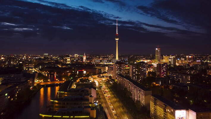유럽 여행 건축양식 거리 독일 안테나 파노라마 풍경 사람없음 건물 파란색 빛 강 도시풍경 성당 탑 텔레비전 일몰 새벽 도시 도심 야간 저녁 장면 타운 베를린 동쪽 스카이라인 랜드마크 수도권 4K 타임랩스 MOV 해외동영상 클립영상 자연요소 건축물 건축 나라 컬러 통신 종교건축 촬영기법 전자제품 노을 방향 지역 동영상 파일형식