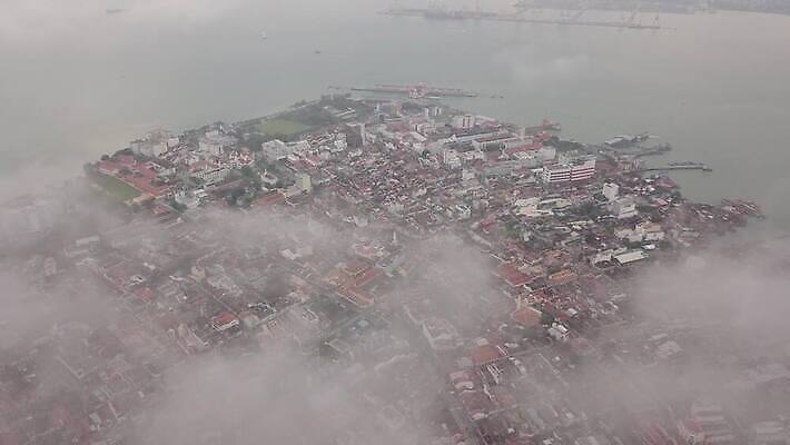 구름 전통 아시아 문화 섬 여행 자연 하늘 거리 안테나 풍경 사람없음 건물 관광지 도시풍경 환경 동남아시아 세계문화유산 안개 도시 역사 재산 땅 타운 말레이시아 랜드마크 4K 페낭 MOV 해외동영상 클립영상 자연요소 건축물 나라 통신 날씨 금융 문화재 생태계 동영상 파일형식