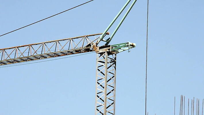 디자인 공공시설 산업 건축양식 하늘 직장 사람없음 야외 파란색 금속 기계 건설현장 도시 업무 땅 기중기 뼈대 진행 개발 철강 카피스페이스 MOV 해외동영상 클립영상 건축 컬러 회사 재질 건설업 공백 작업 중장비 시설 동영상 파일형식