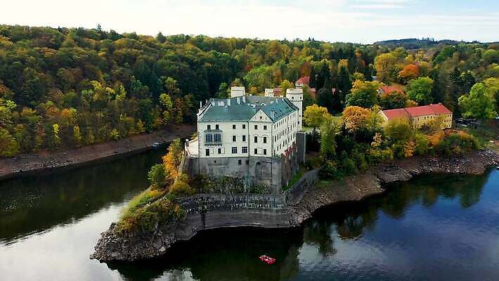 호수 벽 여행 십자가 건축양식 하늘 풍경 사람없음 건물 물 강 탑 바위 흰색 시골 성 방어 중세 역사 체코 강화 보헤미아 옛날 생존 4K MP4 해외동영상 클립영상 자연요소 건축물 건축 유럽 컬러 어류 돌_바위 동영상 파일형식
