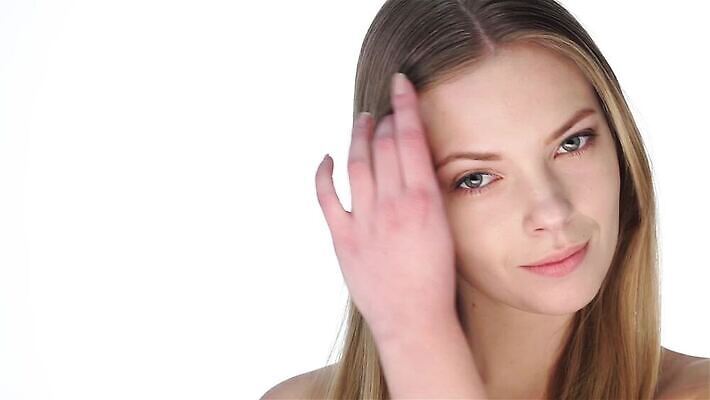 모델 응시 여자 얼굴 백그라운드 실내 건강 한명 미소 웃음 금발 뷰티 섹시 유행 화장품 흰색 신선 화려 우아함 속눈썹 피부 순수 입술 피부관리 열정 부드러움 내추럴 고립 돌봄 스타일 카피스페이스 MP4 해외동영상 클립영상 1 헤어스타일 시선 감정 컬러 컨셉 모션 표정 사람 내부 신체부위 공백 감각 눈썹 동영상 파일형식