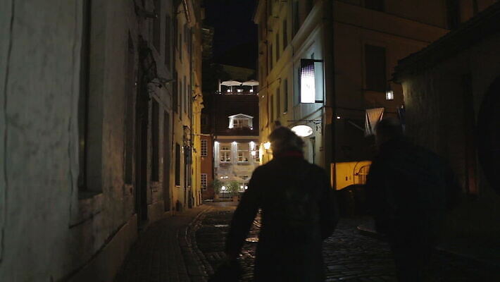실루엣 건축양식 거리 사람 사람없음 야외 건물 걷기 어둠 도시 보행자 야간 저녁 위험 신비 구시가지 라트비아 리가 MOV 해외동영상 클립영상 자연요소 건축물 건축 컨셉 모션 촬영기법 북유럽 동영상 파일형식