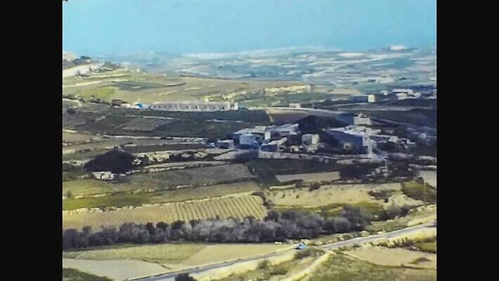 외관 바다 섬 여행 백그라운드 건축양식 하늘 풍경 사람없음 야외 건물 물 여름 파란색 항구 수확 골동품 도시 만 거친 보트 역사 클래식 지중해 필름 영화 향수 문서 복고 랜드마크 몰타섬 보관소 아마추어 옛날 4K MOV 해외동영상 클립영상 자연요소 건축물 계절 건축 컬러 컨셉 농업 배_교통 교통시설 문화예술 화장품 저장 몰타 동영상 파일형식