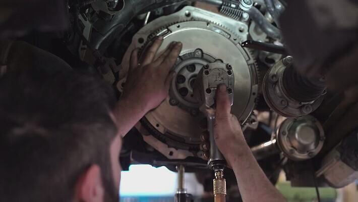 산업 백그라운드 부분 교통시설 자동차 한명 상자 금속 힘 기계 장비 흰색 수리 플러그 전기에너지 브레이크 철 묘사 서비스 톱니바퀴 전염 볼트 엔진 기어 모터 유지 국회 고립 베어링 자동 철강 4K MOV 해외동영상 클립영상 1 육상교통 컬러 교통 재질 사람 에너지 공구 질병 시설 감염 동영상 파일형식